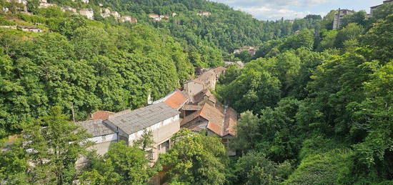 Maison de bourg avec grand balcon et vue degagée