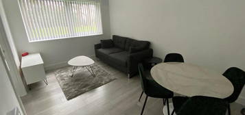 Flat to rent in Cholmondeley Road, Salford M6