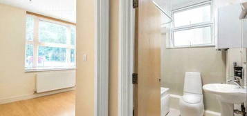 Flat to rent in High Street, London N8