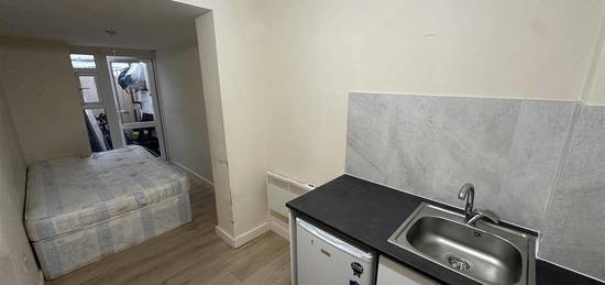 Studio to rent in Queens Road, Southall UB2