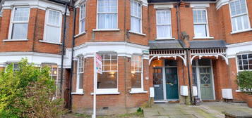 Maisonette to rent in Sedgemere Avenue, East Finchley N2