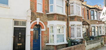 Flat to rent in Tavistock Avenue, London E17