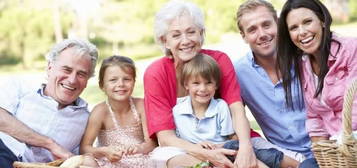 Wohnen mit Oma, und Opa, und Enkel, und Mutti, und Vati, und Haustier