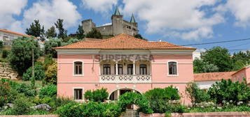 Palacete e Moradia no centro da Vila de Porto de Mós