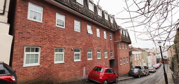 Flat to rent in Richmond Court, Richmond Dale, Bristol BS8