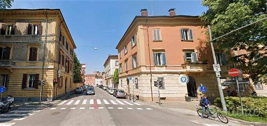 Modena, ampio monolocale con terrazzo