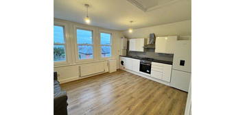 Flat to rent in Blandfield Road, London SW12