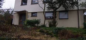 Wohnen im Grünen in 3-Zimmer-Dachgeschosswohnung mit Einbauküche in L.-E. Musberg
