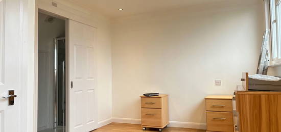 Duplex to rent in Holyrood Road, Barnet, New Barnet EN5