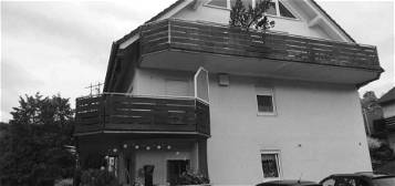 Charmante Maisonettewohnung: Helle Räume, Balkon und eigene Garage!