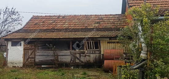 Besenyszög településközpontban 2 szobás családi ház eladó.