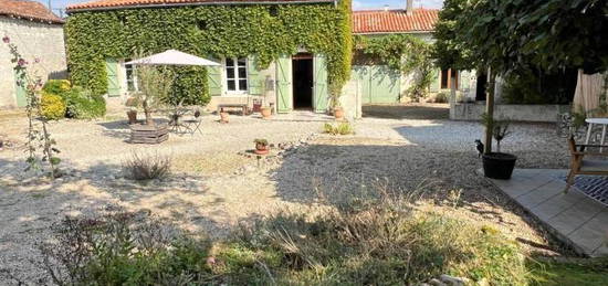 Très Belle Maison Ancienne avec Studio et Piscine