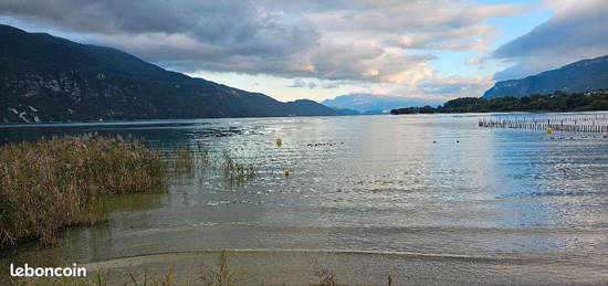 Maison meublée 300 m2 bord du lac