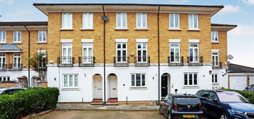 Town house to rent in Courtenay Avenue, Sutton SM2