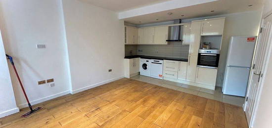 Flat to rent in Carshalton Road, Sutton SM1