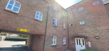 Flat to rent in Winters Field, Taunton TA1