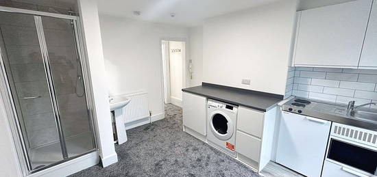 Studio to rent in Eardley Road, Streatham Hill SW16