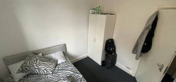 Room to rent in The Greenway, Uxbridge UB8