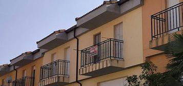 Casa adosada en calle Altos Romanes en Cabañes de Esgueva