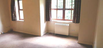 Flat to rent in Lovelace Gardens, S3Urbiton KT6