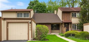 660 Overland Trl, Roselle, IL 60172