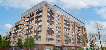 Flat to rent in Cherrydown East, Basildon SS16