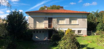 Maison avec jardin et garage dans centre village