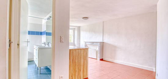 Versailles Saint-Louis Appartement 3 pièces 77 m² situé au 3ème et dernier étage avec cave et 2 greniers