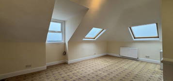 Flat to rent in Wellington Terrace, Sandgate CT20