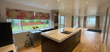 3 bed detached house to rent