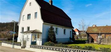 Modernisiertes Einfamilienhaus mit schönem Garten, Doppel-Carport und großem Schopf in Frickenhausen