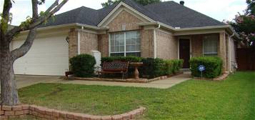 210 Madisson Dr, Euless, TX 76039