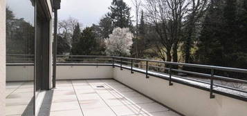 EXQUISITE DACHTERRASSEN-WOHNUNG MIT BLICK ÜBER DIE STADT SOWIE AUF DIE WEINBERGE