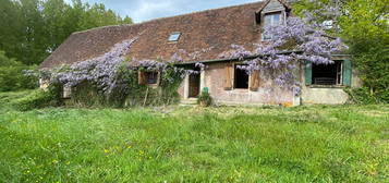 Dans Le Perche, charmante maison de campagne à restaurer