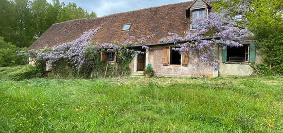 Dans Le Perche, charmante maison de campagne à restaurer