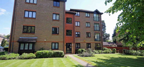 Flat to rent in Adams Close, Berrylands, Surbiton KT5