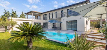 Maison contemporaine d'exception avec piscine et double garage en fond d'impasse Le Pontet - Exclusivité