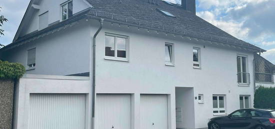 Charmante, sanierte 2-Zimmer-Wohnung mit 3 Balkonen und einer Garage