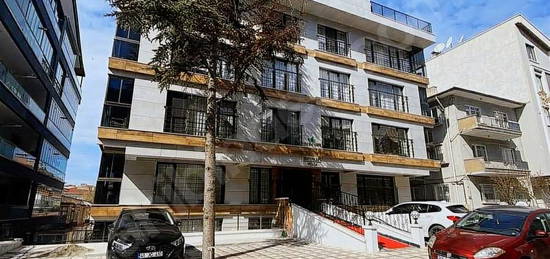 EMEKTE 2+1 100 M2 ARAKAT BALKONLU ÖNÜ AÇIK DAİRE