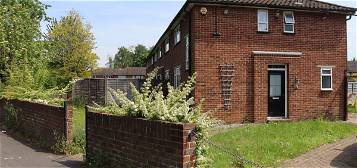 End terrace house to rent in Blackmore Crescent, Woking GU21