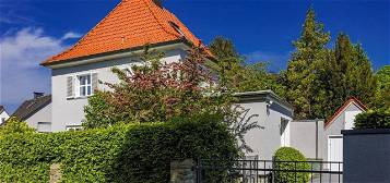 ZU VERKAUFEN: Einzigartige Altbau-Villa (ca. 210m²) mit traumhaften Garten in ruhiger Lage mit viel Charme, Stil und Geschichte