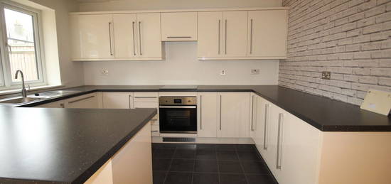 Maisonette to rent in Runnymede, London SW19