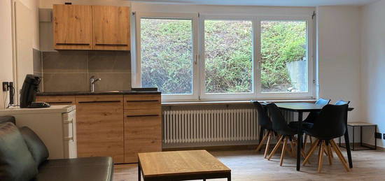 Kürzlich renoviert und möbliert 1 Zimmer Souterrainwohnung