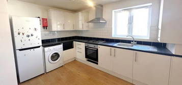 Flat to rent in Chapel Street, Woking GU21