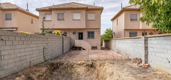 Casa adosada en venta en Calle Angel Casas, Jun