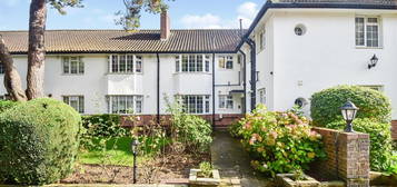 Flat to rent in Okehampton Close, North Finchley N12