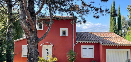 Villa avec superbe piscine à débordement sur parcelle de 1000m2 au calme