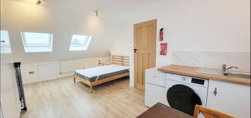 Studio to rent in The Larches, Palmers Green N13