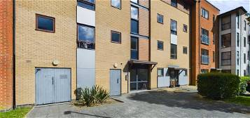 Flat to rent in Commonwealth Drive, Nokes Court RH10