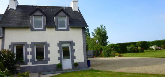 Maison de campagne avec hangar